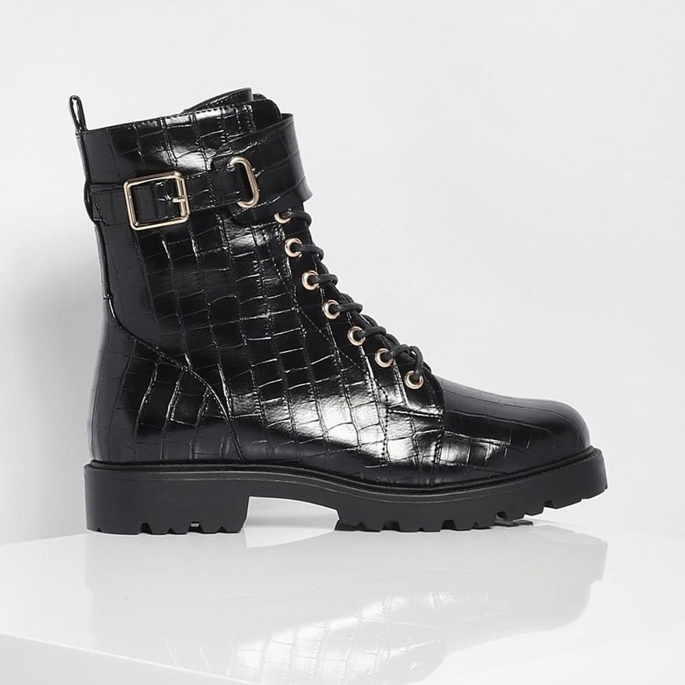 BUCKLE DETAIL LACE UP
COMBAT BOOTS